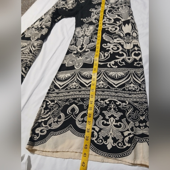 Women's Black and White Paisley Wide-Leg Pants - Picture 11 of 14